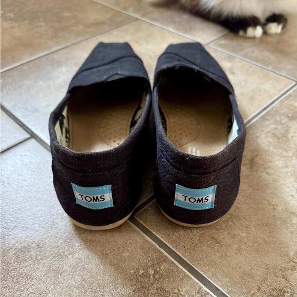 TOMS - Picture 2 of 5